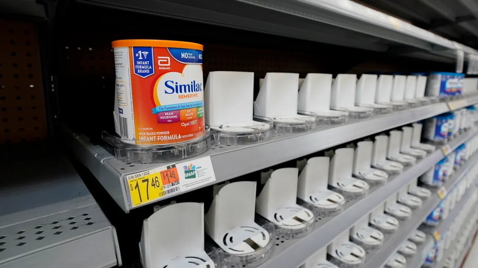 Hyllorna med bröstmjölksersättning gapar nästan tomma i en butik i USA.