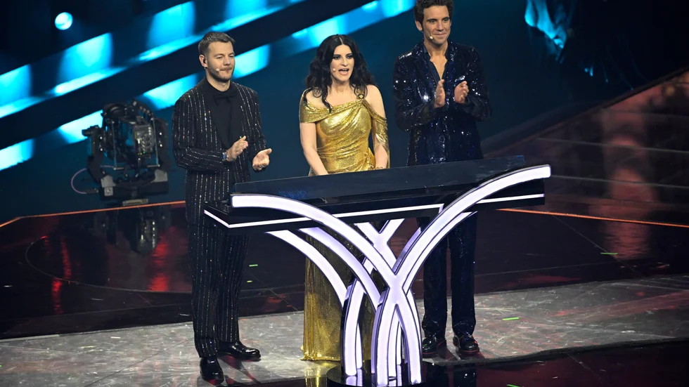 Programledarna Alessandro Cattelan, Laura Pausini och Mika hade kontakt med de olika juryerna under finalen i Turin. Rösterna från sex länder diskvalificerades. Arkiv.