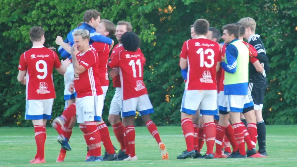 IFK Motala jublar efter straffsegern mot Liu på Stångebro i Linköping. 5-4 blev det i straffläggningen. Nu väntar semifinal mot Hemgårdarna eller Ljungsbro för IFK-laget.