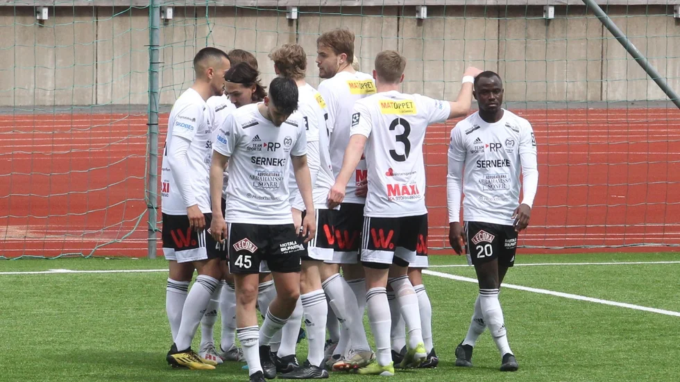Jubel och nöjdhet i Motala AIF efter Adam Barks ledningsmål på straff mot Umeå FC. Maif vann till slut matchen med 4-1 efter två mål av Patric Åslund.