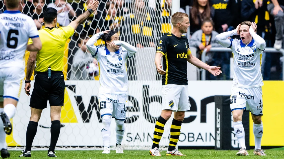 Johan Karlsson tar sig för pannan och kan inte begripa att domaren Mohammed Al-Hakim inte blåste för straff.
