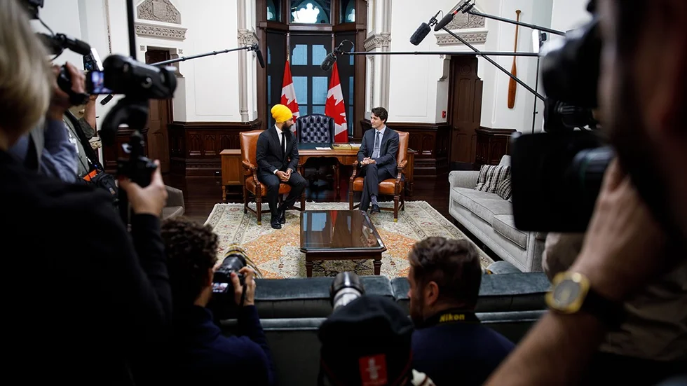 Socialdemokraten Jagmeet Singh och liberalen Justin Trudeau har gjort upp.