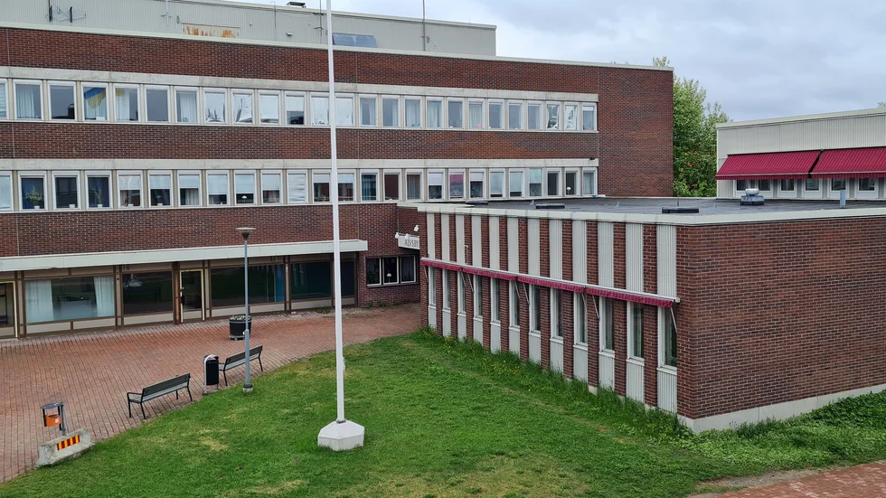 I och med att ansökningar återtogs efter rekryteringsbolagets uppmaning så går det inte granska vilkas ansökningar till chefstjänsten som sorterats bort.