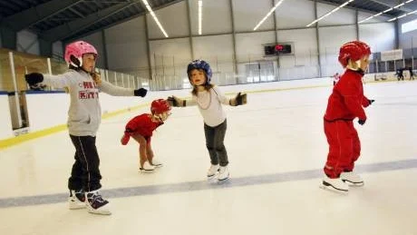 Se så fint vi håller balansen, säger 4- och 5-åringarna på isen.