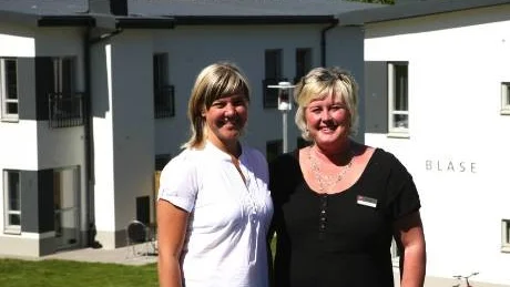 Leder. Hotellchefen Jennie Hägerstrand, till vänster, och Gotlandsresor vd Carina Hammander skiner i kapp med solen framför det nya hotellet.Foto: Robert Gahnfelt