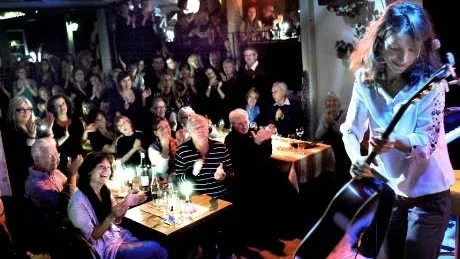 Magiskt. Det var magiskt på Jazzklubben i torsdags när Laleh spelade för utsålt hus.       Utanför dörrarna väntade många på överblivna biljetter och eftersläppet...