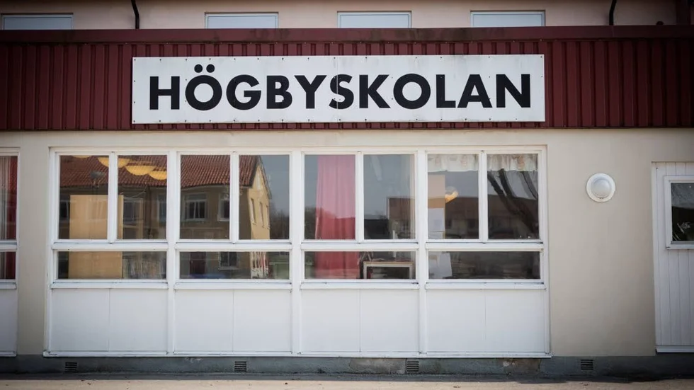 Många av Högbyskolans elever kommer från socknar där gutamålet fortfarande hålls levande. Men i skolan ligger de lågt med uttalet.