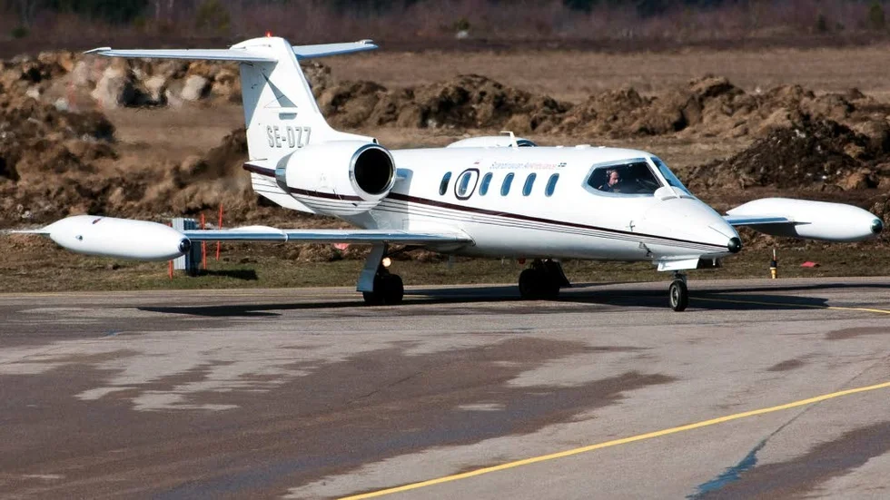 Scandinavian Air Ambulance flygplan av typen Learjet 35 taxar ur för start från Skavsta flygplats.