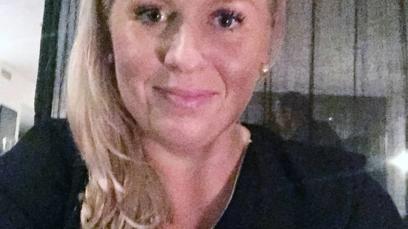 Lisa Etzner, jurist på Region Gotland, lämnar partiuppdrag för Moderaterna. Efter M-stämmans beslut om ansvarsfrihet ser hon det som svårt att förena yrkesrollen med "partihatten".