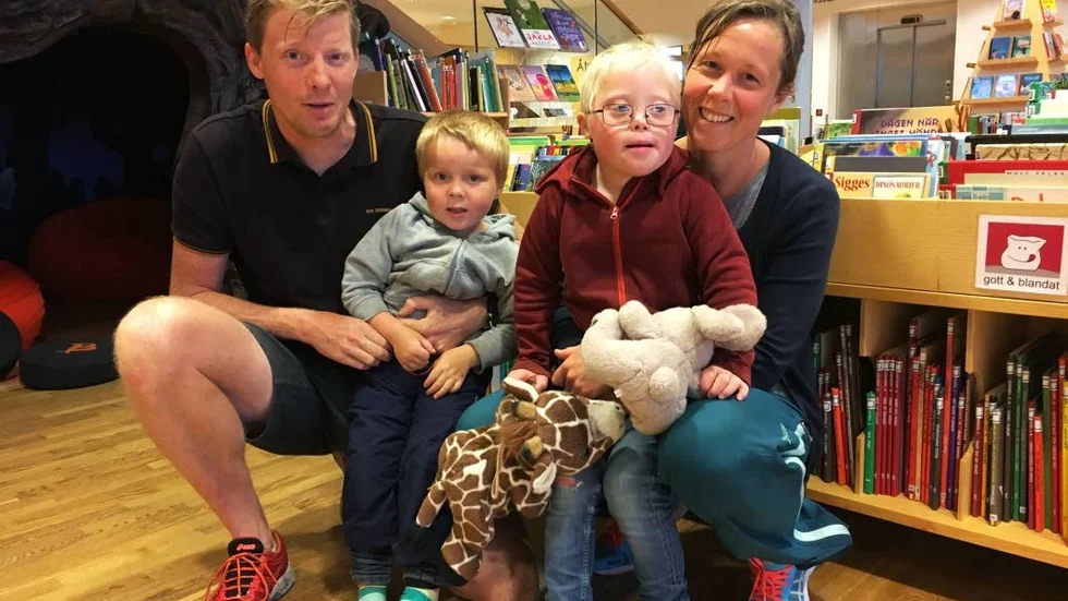 BÖCKER. Jonas, Axel. Anton och Sofia Lundberg är på besök i Luleå från Göteborg. De sökte sig till biblioteket när det regnade ute.
