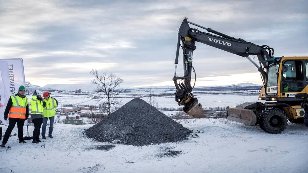 Startskottet. Stefan Sydberg, Kiruna kommun, Helena Eriksson, regiondirektör på Trafikverket  och Mikael Westerlund, LKAB, var med när det första skoptaget för väggbygget av nya E10-dragningen startade.