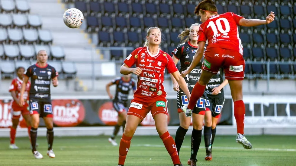 Stannar. Nina Jakobsson och Piteå är överens om en förlängning av hennes kontrakt med 1+1 år.
