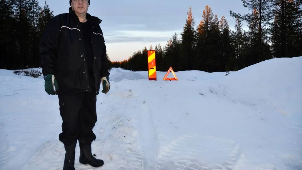 GER INTE UPP. Bo Nordebo vill att Fortifikationsverket bygger ny väg till Lombens skjutfält, därav avspärrningen som tillfälligt är borttagen.