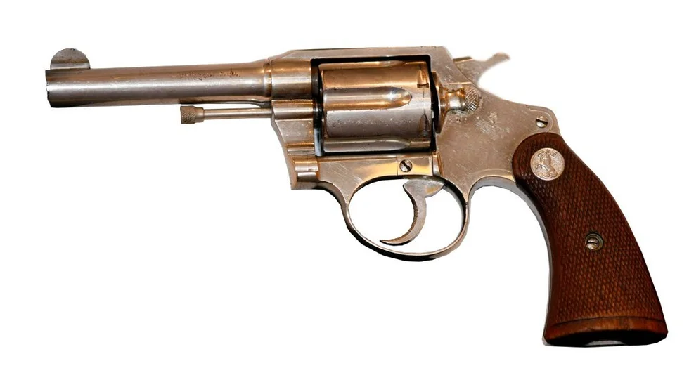 Vapenbrott. En 50-årig man döms för vapenbrott och narkotikabrott efter att en revolver och 1,8 kilo cannabis påträffats i hans ägo. Revolvern på bilden är från ett helt annat tillfälle.