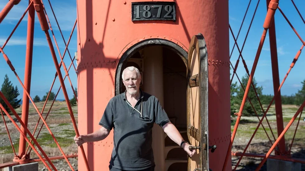 Svårtillgängligt. Sven-Gunnar Hedström brukar tillbringa somrarna på Rödkallen, där fyren står. Bilden är tagen vid ett tidigare tillfälle, då vädret var bättre.