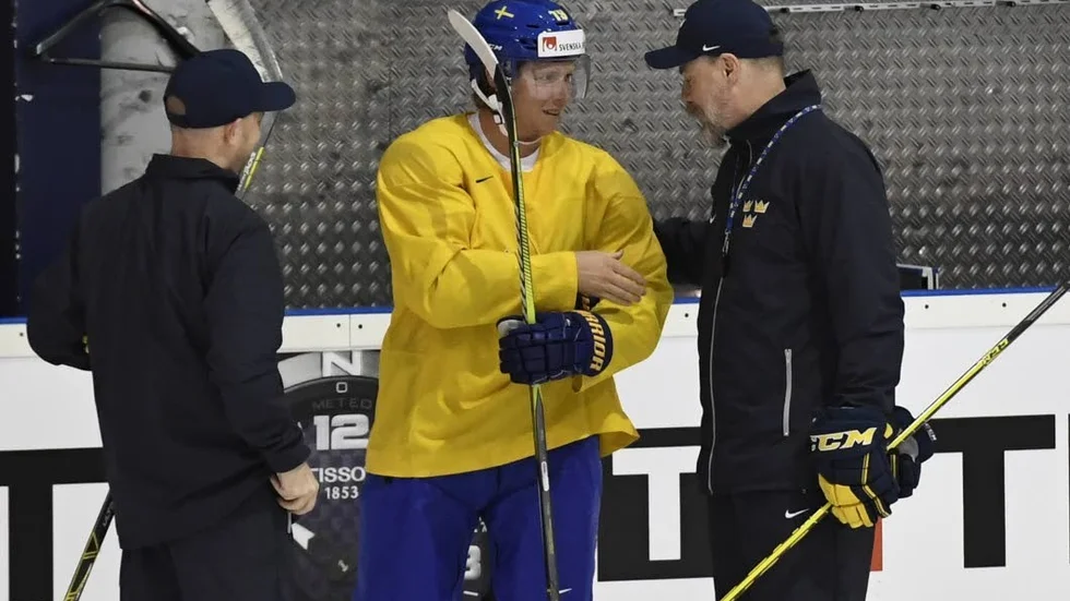 KÖLN 20170514 Nicklas Bäckström på isen under södagens träning med Tre Kronor i träningshallen. Målvaktstränaren Stefan Ladhe (V) och förbundskapten Rikard Grönborg (H).
Foto: Janerik Henriksson / TT / Kod 10010
***Bilden ingår i SPORTPAKETET. För övriga BETALBILD ***