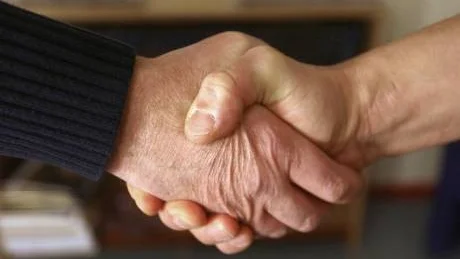 Handslag. Ett handslag förseglar överenskommelsen om jouren.Foto: rolf jönsson
