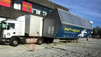 Det ”mobila rummet” består av en trailer som kan vecklas ut för att skapa ett 90 kvadratmeter stort utställningsrum. Till och med 16 mars visas utställningen ”Nattpäron” vid Riksutställningar i Visby.