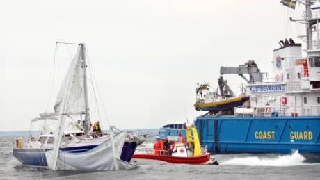 När masten knäckts på segelbåten undsattes seglarna av sjöräddningssällskapet och kustbevakningen. Foto: Lars-Göran Larsson/Sjöräddningssällskapet