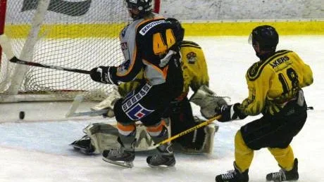 Målkavalkad. Visby Roma vann premiären i division II med klara 6–1. Idel nyförvärv syntes i målprotokollet. Finske forwarden Mikko Smura gör här ett av sina två mål för kvällen.