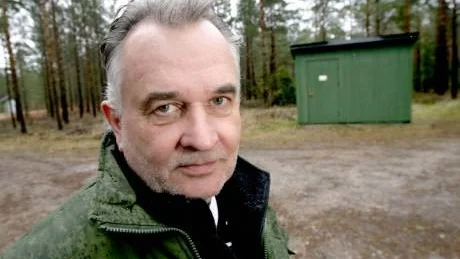 oroad. Leif Söderström, byråinspektör vid miljö- och hälsoskyddskontoret, tycker att politiker och lantbrukare    bryr sig för lite om bekämpningsmedlens skadeverkningar. Här vid Skogsholms vattentäkt som nu öppnas igen. foto: tommy söderlund
