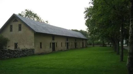 Forum Östersjön. Här är den norra ladugårdslängan vid Vamlingbo prästgård, den som skall byggas om till "Forum Östersjön".