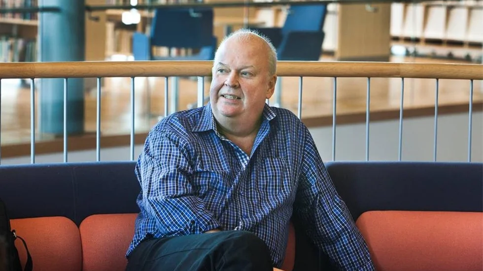 Hans Olov "Hantis" Ohlson har fyllt en bok med rimmade skämt.