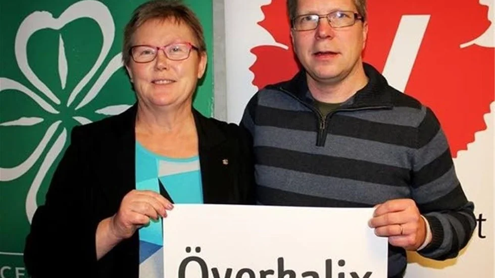 Centerpartiets Christina Hjelm tog initiativet och frågade Mikael Larsson (V) om han var intresserad av att bilda en koalition för att få bort Socialdemokraterna från makten i Överkalix.