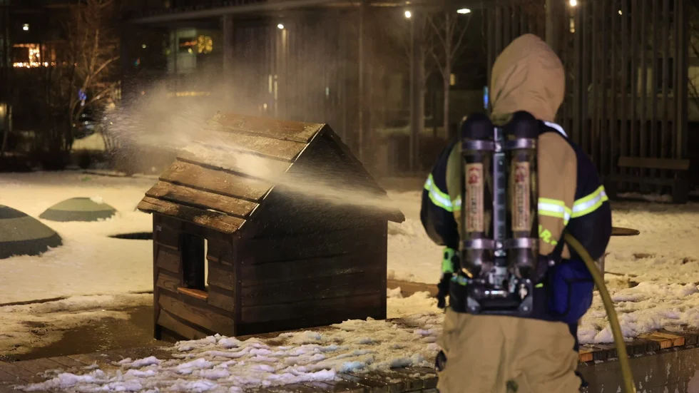 Lekstuga i brand kring Viragatan i Uppsala.