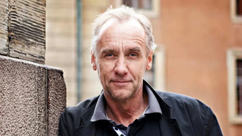författaren. Håkan Nesser byter stil och rör till det.