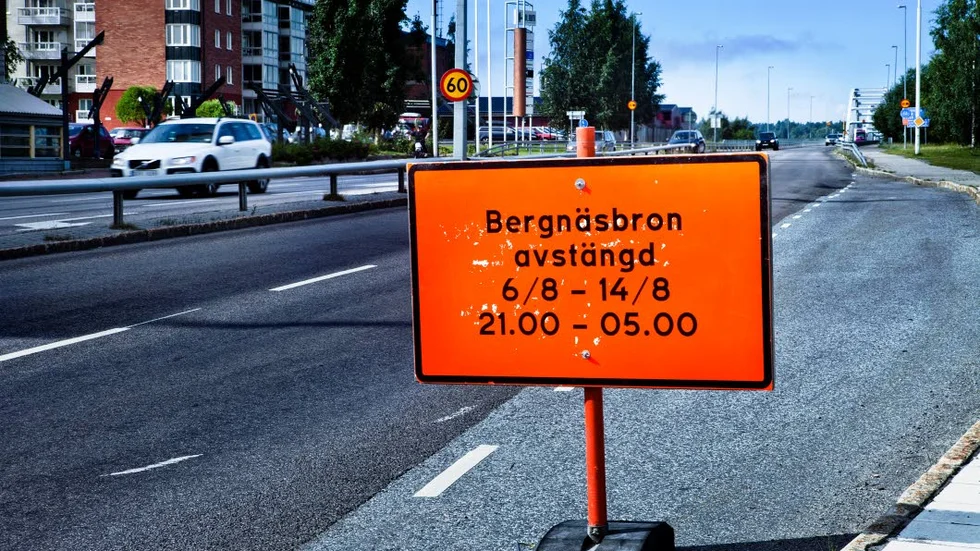 STÄNGD. Bergnäsbron hålls stängd mellan den 12 och 17 juni. Avstängningen sker mellan 21.00 och 05.00 och trafiken 
regleras med trafikljus i den enda öppna körbanan.?