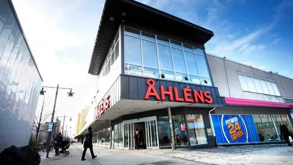 Kläder. Ett nytt koncept för Hanzens på nedervåningen och Top store på övervåningen. Så blir det gamla Åhlénshuset.