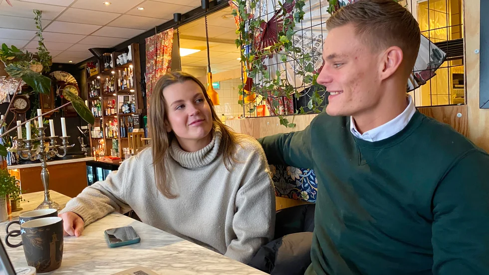 Linnéa Rosén kände hemlängtan till Vimmerby och lämnade Sälen. En kväll i våras klev hon in på Guldkant och träffade André Norinder i baren. Nu bor de ihop och delar bland annat intresset för hästar. "Vi har faktiskt köpt en häst" säger han. 