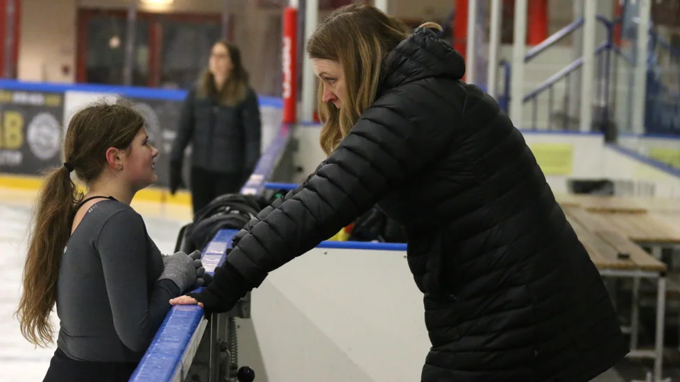 Monica Blomberg, ledare i Piteå Konståkningsklubb, får fortsätta vänta på en ny ungdomshall på LF Arena.
Här är Monica tillsammans med åkaren Edith Jonsson.