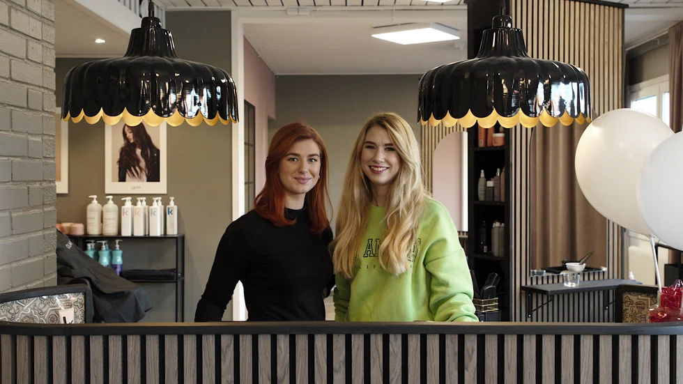 Wilma Karlsson och Hilda Granström är supernöjda över responsen de fått hittills. Nu väntar de bara på att de ska bli tre då Emma Andersson ska hyra stol i salongen från och med december.