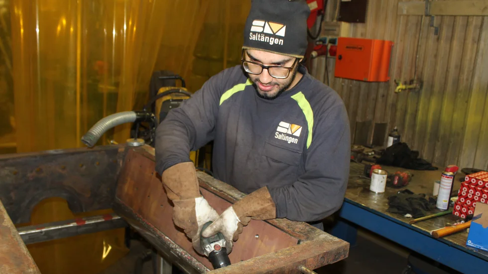 Ahmad Mukhtar jobbar som svetsare på Saltängens mekaniska. "Jobbet är det som får mig att tänka på något annat än att jag ska utvisas", säger han.
