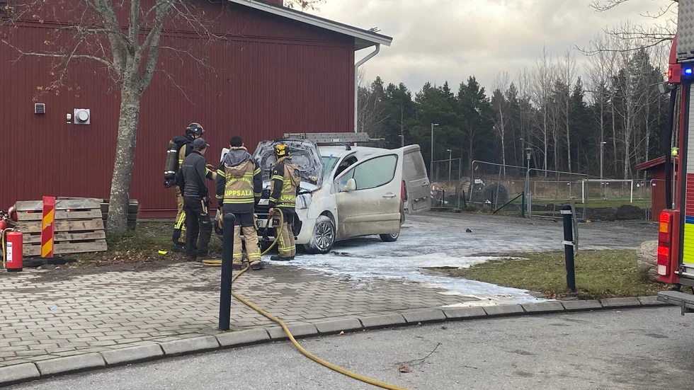 En bil började brinna i närheten av Öregrunds skola på tisdagsförmiddagen.