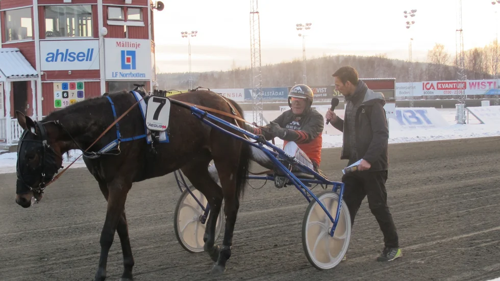 2-åriga Naomi Bros (Ove A Lindqvist) vann Norrlands Elitserie-loppet. Sportchefen David Zimmer intervjuar Ove A efter en av sina två segrar.