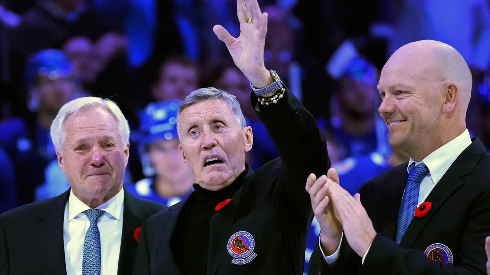 Börje Salming (mitten) tar emot jubel och applåder under en ceremoni i Toronto. Intill honom fanns legendarerna Darryl Sittler och Mats Sundin.