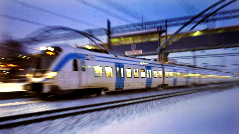 Snön ställer till det för tågpendlarna från Enköping.