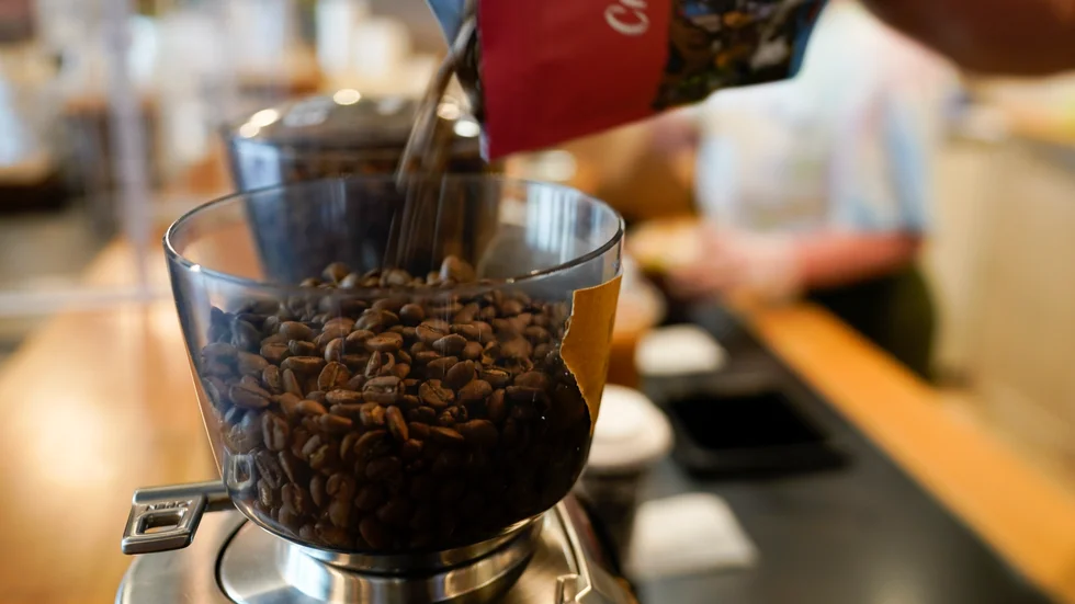 Priset på kaffebönor fortsätter att rusa. Arkivbild.