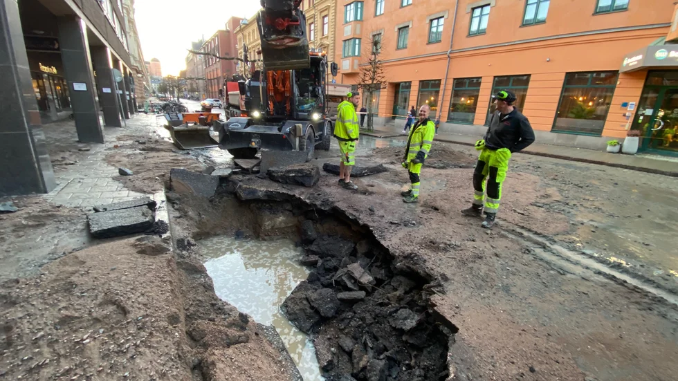 Gatan grävs just nu upp.