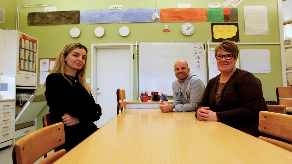 Österstad skola. Vid bordet sitter lärarna Linda Kagiu, Anders Gransö och Fia Augustsson.