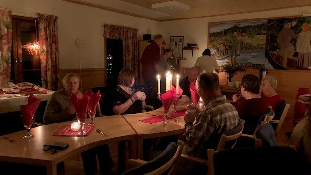 Julemys infann sig i Anttis byalokal när det dukades upp för gröt, glögg och annat gott.