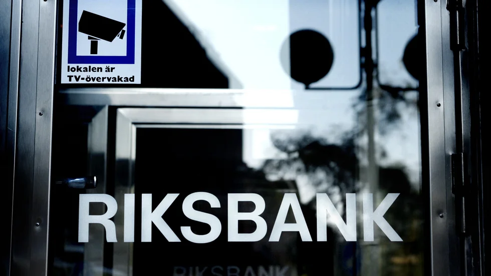 Skribenterna menar att bristen på visionär politik gör oss för beroende av fossila bränsen.