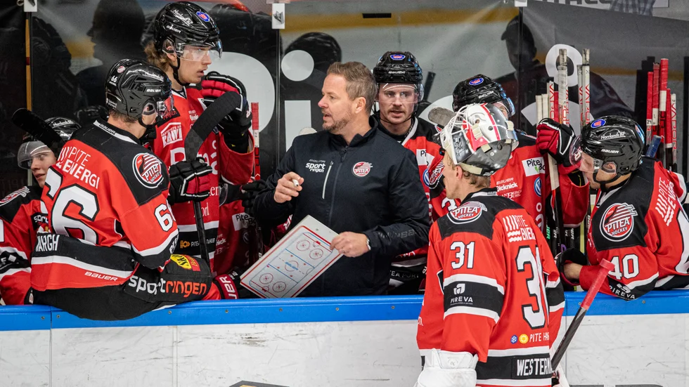 Mikael Aaro har såklart snackat med sina spelare efter plattmatchen i onsdags, men någon hårtork har han inte gett dem. "Det hjälper sällan att bli vansinnig på det som varit dåligt", säger PHC-tränaren. (Arkivbild)