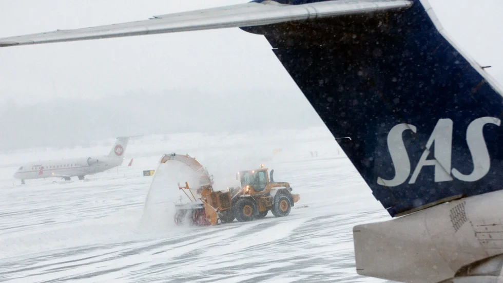Kraftigt snöfall och starka vindar ställer till det på landningsbanan på Arlanda. Arkivbild.