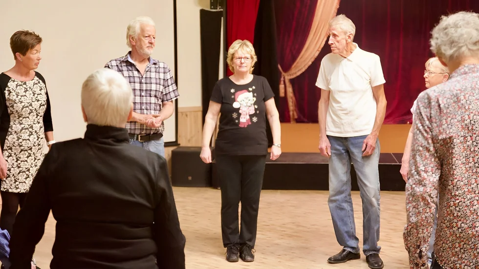 I mitten styr Eva Olsson tempot på dansgolvet.
