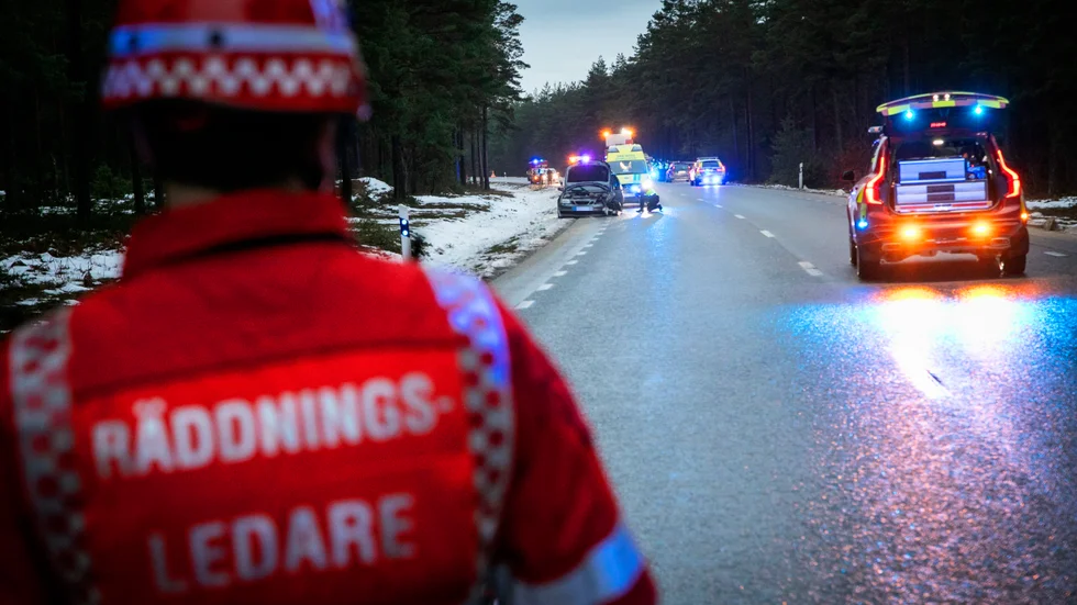 Tre personer fick föras till sjukhus efter olyckan på väg 142.