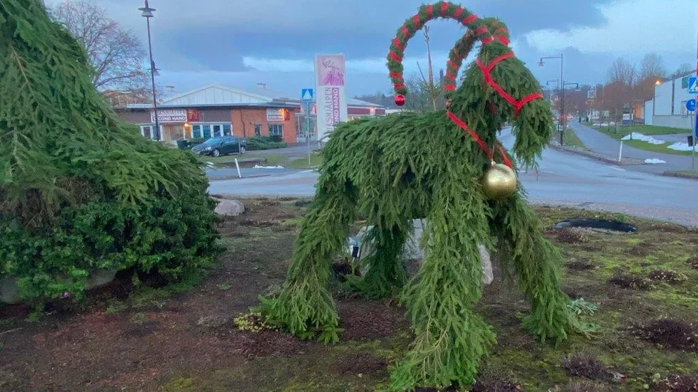Nu har det julpyntats i flera av Vimmerbys rondeller. "Den stora tomten och julbocken är i rondellen vid Coop. Det är den mest trafikerade infarten till Vimmerby så tanken är att det ska vara lite välkomnande. Kanske att man reagerar och tänker "Här har de skojat till det", säger Tomas Larsson, driftchef på gatukontoret. 